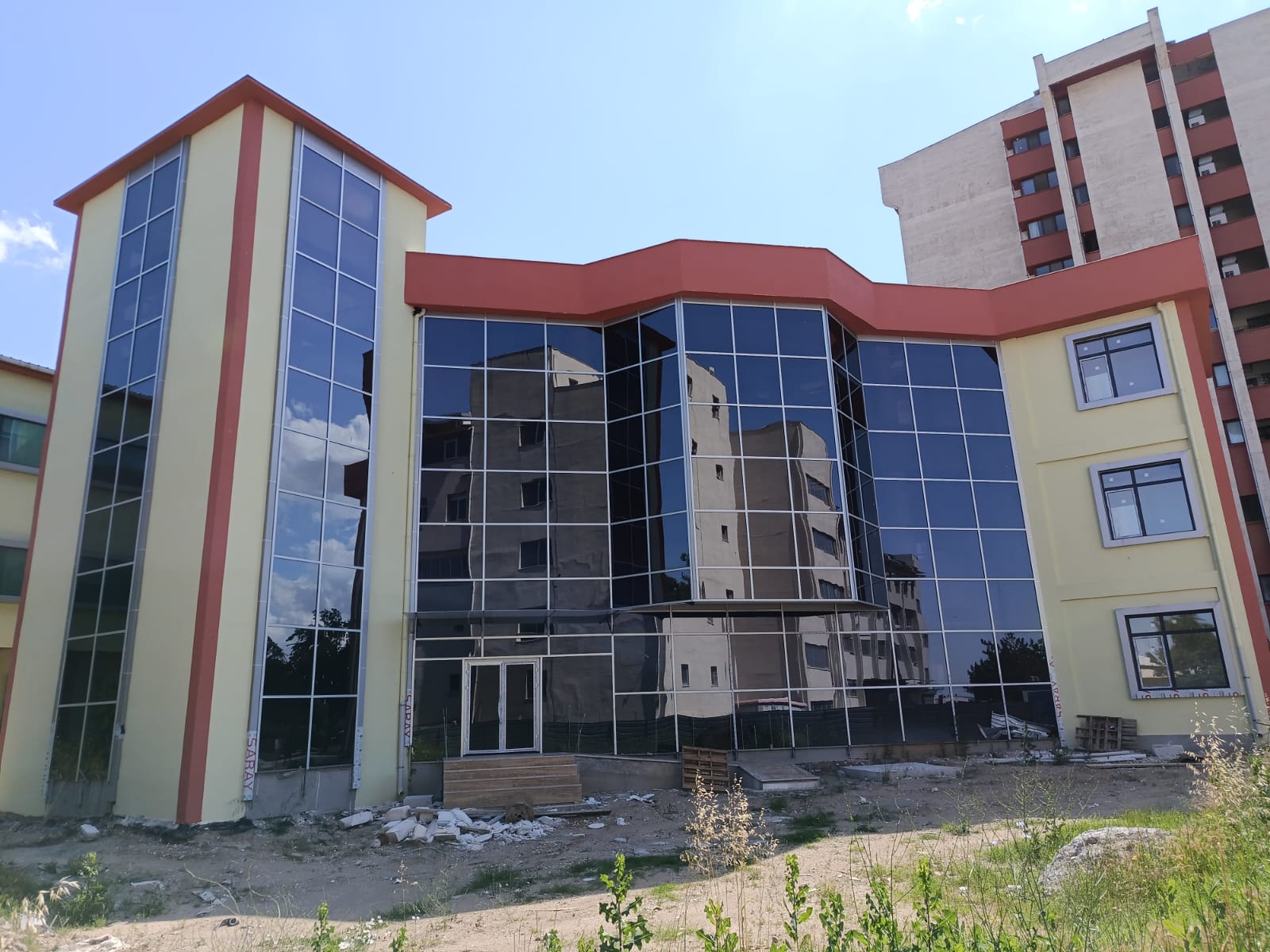 Hayırsever iş insanı Soner Çeker'in bağışıyla 1 yıl 3 ay önce yapımına başlanan ve 8 ay önce %80'inin tamamlandığı açıklanan Trakya Üniversitesi Balkan Onkoloji Hastanesi ek binasının kaderine terk edilmesi, aşırı yoğunluk nedeniyle muayene olamadan şehir dışından geri dönen kanser hastalarını çaresiz bıraktı.